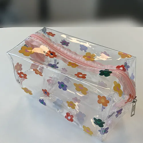 Étui à crayon en plastique avec un motif de fleur. Produit vendu en ligne, notamment via AliExpress.