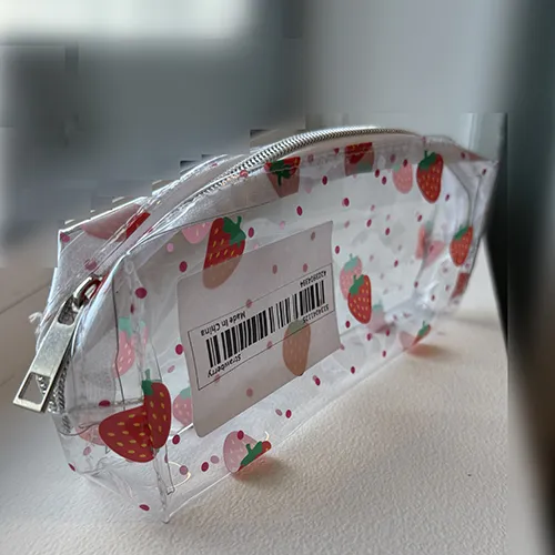 Étui transparent en PVC avec impressions de fraises. Produit vendu en ligne, notamment via Temu.