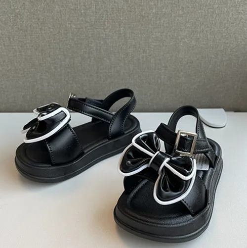 Sandales pour enfants avec un arc. Produit vendu en ligne, notamment via Temu.
