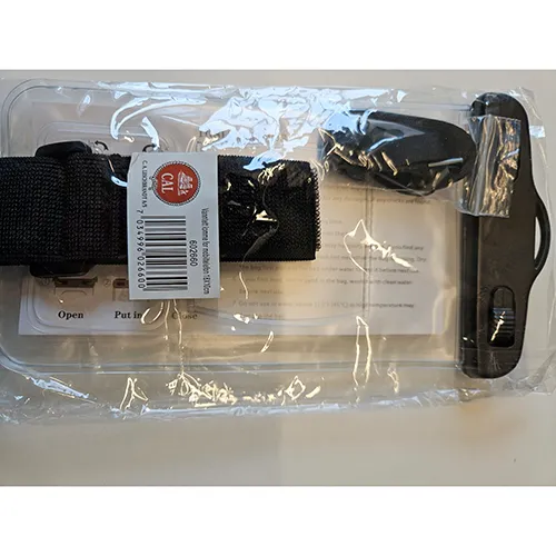 Sac de téléphone portable transparent imperméable à l'eau avec sangles noires. Produit vendu en ligne, notamment via www.cal.no et www.billigmarkedet.no.