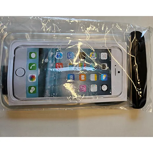 Sac de téléphone portable transparent imperméable à l'eau avec sangles noires. Produit vendu en ligne, notamment via www.cal.no et www.billigmarkedet.no.