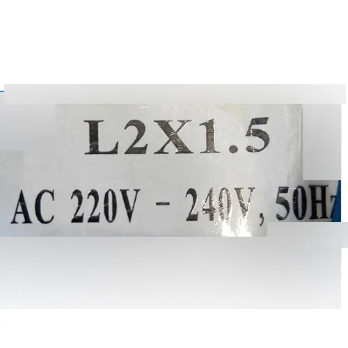Chaîne d'éclairage décorative qui peut être élargie. Tension de 220-240 V, fréquence de 50 Hz, dimension 2 m x 1,5 m.