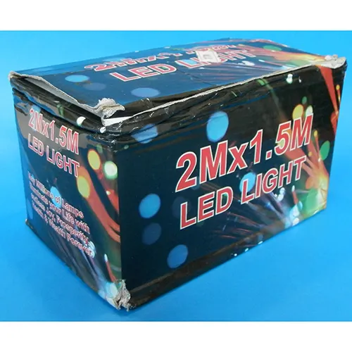 Chaîne d'éclairage décorative qui peut être élargie. Tension de 220-240 V, fréquence de 50 Hz, dimension 2 m x 1,5 m.