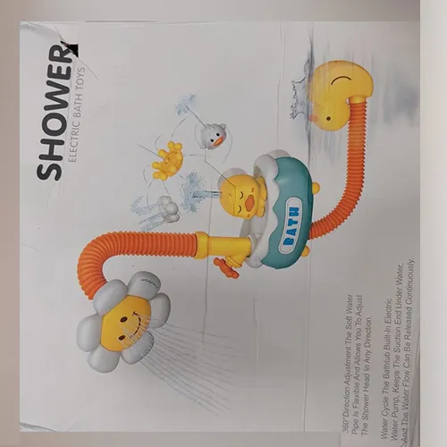 Jouet de bain à piles en forme de canard. Le jouet permet d'aspirer et de pulvériser de l'eau via une pomme de douche en forme de fleur. Différents modes de projection d'eau peuvent être sélectionnés à l'aide d'un commutateur. Il a trois ventouses non montées et lâches. Produit vendu en ligne, notamment via AliExpress.