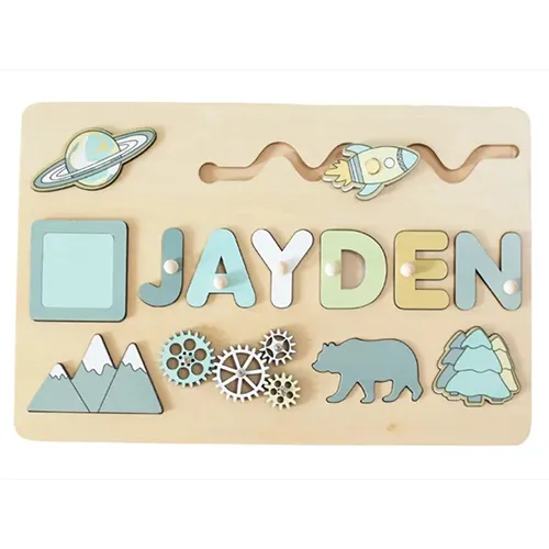 Jouet d'activité en bois avec une gamme d'activités: puzzle (formes et lettres), roues pour tourner et ballon à air chaud pour glisser. Produit vendu en ligne, notamment via www.es-jeux-montessori.com.