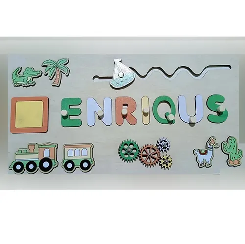 Jouet d'activité en bois avec une gamme d'activités: puzzle (formes et lettres), roues pour tourner et ballon à air chaud pour glisser. Produit vendu en ligne, notamment via www.es-jeux-montessori.com.