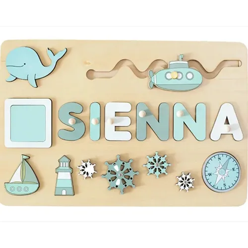Jouet d'activité en bois avec une gamme d'activités: puzzle (formes et lettres), roues pour tourner et ballon à air chaud pour glisser. Produit vendu en ligne, notamment via www.es-jeux-montessori.com.