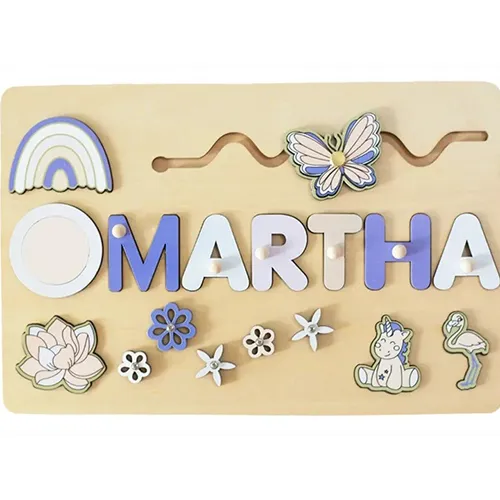Jouet d'activité en bois avec une gamme d'activités: puzzle (formes et lettres), roues pour tourner et ballon à air chaud pour glisser. Produit vendu en ligne, notamment via www.es-jeux-montessori.com.