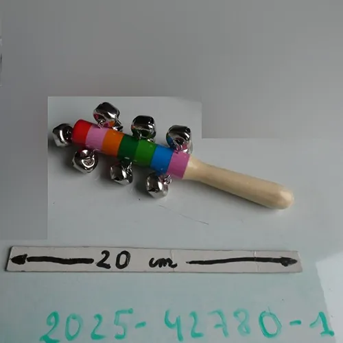 Sonnette de jouet en bois avec cloches en métal, peinte en différentes couleurs et vernie. Produit vendu en ligne, notamment via www.les-jeux-montessori.com.