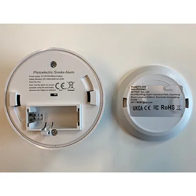 Détecteur de fumée rond blanc et noir. Produit vendu en ligne, notamment via Shein (identifiant unique du produit: sr25090201121913177).