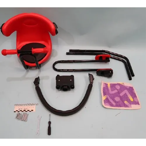 Siège de vélo avant pour enfants de couleur rouge, noir, bleu ou vert, avec poignées et repose-pieds. Produit vendu en ligne, notamment via Aliexpress (identifiants uniques du produit: 1005005686219917, 1005010559483782, 1005008997247143, 1005010426785671).
