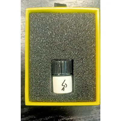 Poudre blanche énergisante qui est inhalée par le nez, 1 g. Produit vendu en ligne, notamment via sniffit.life.