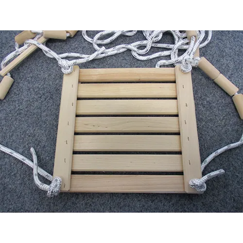 Balançoire bébé en bois Produit vendu en ligne, notamment via www.otto.de