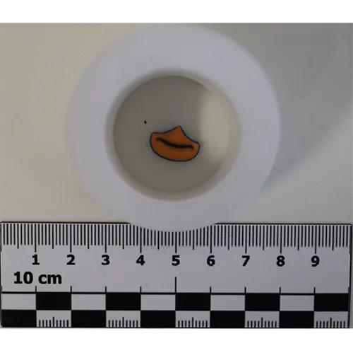 Un ensemble composé de slime jaune et d'un jouet doux avec un porte-clés.