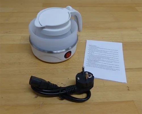 Bouilloire portable pliable de 600 ml avec un chauffe-eau en silicone de 600 W. Produit vendu en ligne, notamment via SHEIN (identifiant unique du produit: sv25041052903832322).