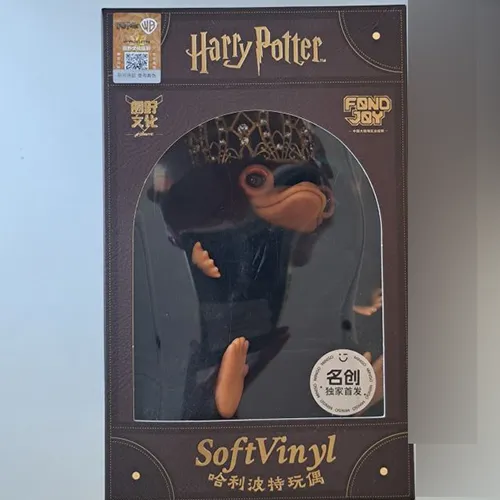 Jouet doux, en forme de créature Niffler, avec une couronne en or et un collier perlé. Produit vendu en ligne, notamment via Shein.