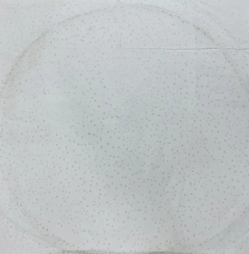 Lanterne de ciel blanc. Le carburant pour la flamme chauffant l'air peut être un solide, un liquide ou un gaz. Dimensions: 38 x 70 x 102 cm. Produit vendu en ligne, notamment via www.derhochze