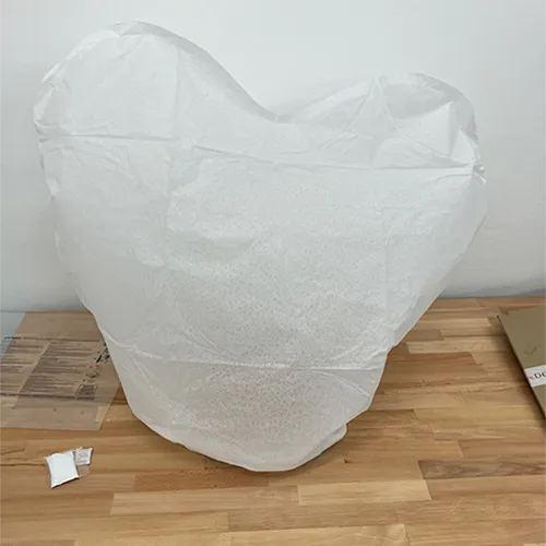 Lanterne de ciel blanc. Le carburant pour la flamme chauffant l'air peut être un solide, un liquide ou un gaz. Dimensions: 38 x 70 x 102 cm. Produit vendu en ligne, notamment via www.derhochze