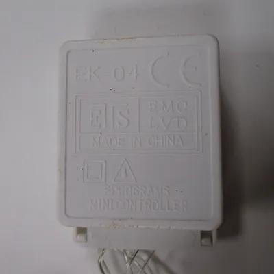 Chaîne d'éclairage composée de 100 lumières LED.