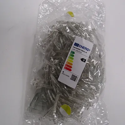 Chaîne d'éclairage composée de 100 lumières LED.