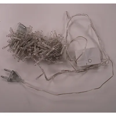 Chaîne d'éclairage composée de 100 lumières LED.