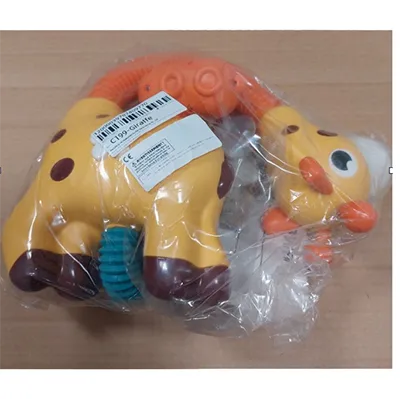 Jouet de bain électrique. Le jouet peut être utilisé pour puiser de l'eau dans le bain et la vaporiser sur l'enfant via une pomme de douche en forme de girafe. Les trois ventouses sont fournies non montées et lâches. Produits vendus en ligne, notamment via AliExpress (identifiant unique du produit: 1005007202020136).