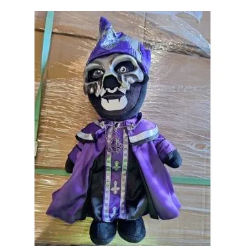 Une poupée en peluche violette et noire avec des bijoux attachés.