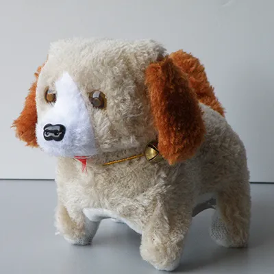 Marcher et aboyer chien en peluche avec cadre en plastique. Le jouet fonctionne avec 2 piles AA.