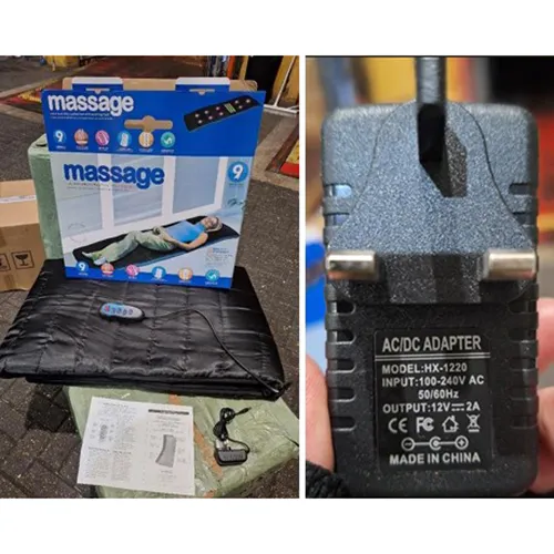 Un tapis de massage électronique avec prise murale attachée.
