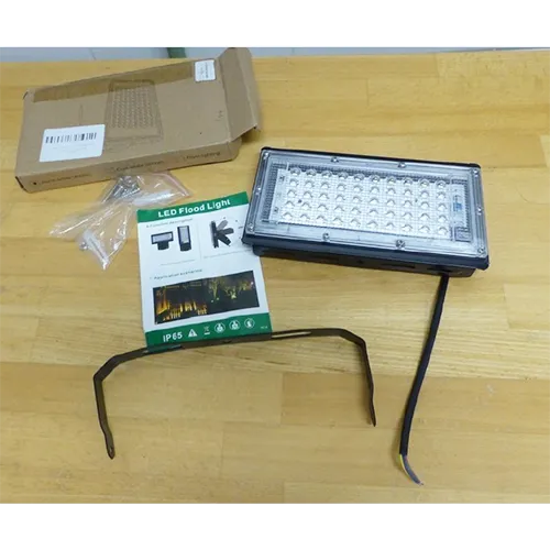 Lampe de jardin de style projecteur LED. Produit vendu en ligne, notamment via Wish.