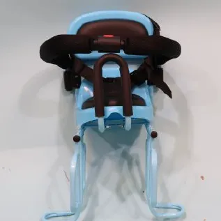 Siège de vélo arrière pour enfants, bleu ou rouge, avec repose-pieds. Produit vendu en ligne, notamment via AliExpress (Numéro d'identification: 1005008089861957).