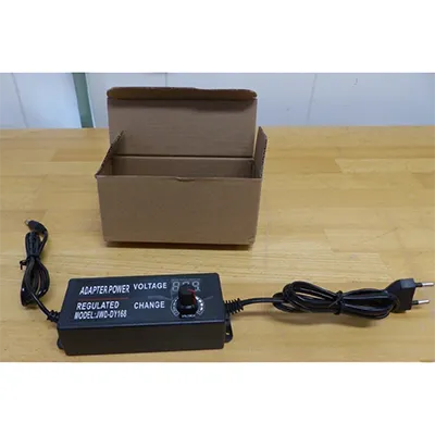 Adaptateur d'alimentation universel réglable. Produit vendu en ligne, notamment via Wish.