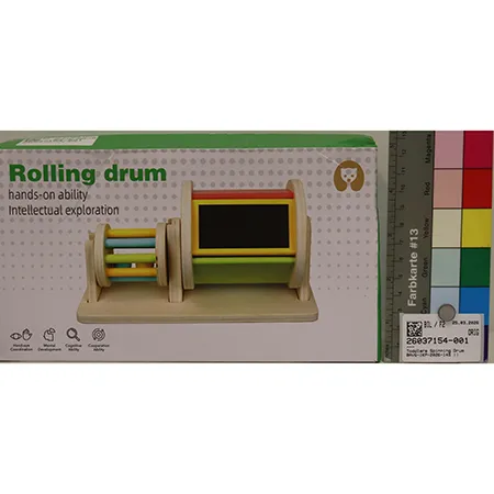 Jeu de jouets en bois composé d'un cylindre avec ses côtés en barres, contenant des boules; une section en bois avec un support pour le cylindre d'un côté et un cylindre rotatif avec un miroir de l'autre côté Produit vendu en ligne notamment via montessoritoddlers.com.