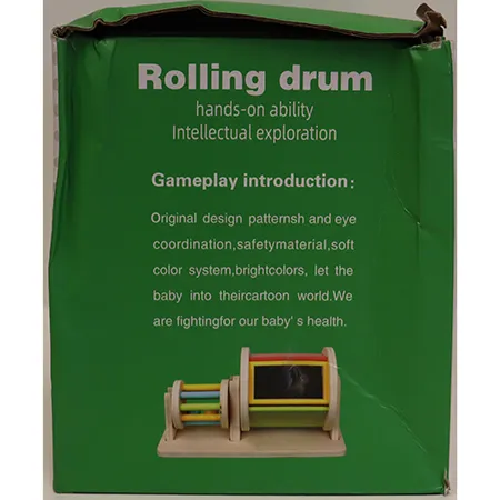 Jeu de jouets en bois composé d'un cylindre avec ses côtés en barres, contenant des boules; une section en bois avec un support pour le cylindre d'un côté et un cylindre rotatif avec un miroir de l'autre côté Produit vendu en ligne notamment via montessoritoddlers.com.