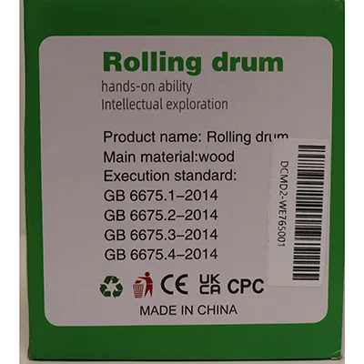 Jeu de jouets en bois composé d'un cylindre avec ses côtés en barres, contenant des boules; une section en bois avec un support pour le cylindre d'un côté et un cylindre rotatif avec un miroir de l'autre côté Produit vendu en ligne notamment via montessoritoddlers.com.