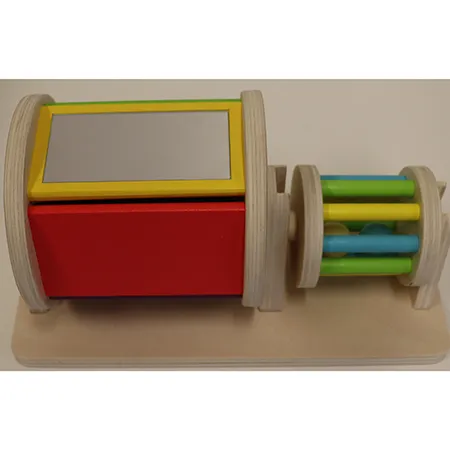 Jeu de jouets en bois composé d'un cylindre avec ses côtés en barres, contenant des boules; une section en bois avec un support pour le cylindre d'un côté et un cylindre rotatif avec un miroir de l'autre côté Produit vendu en ligne notamment via montessoritoddlers.com.