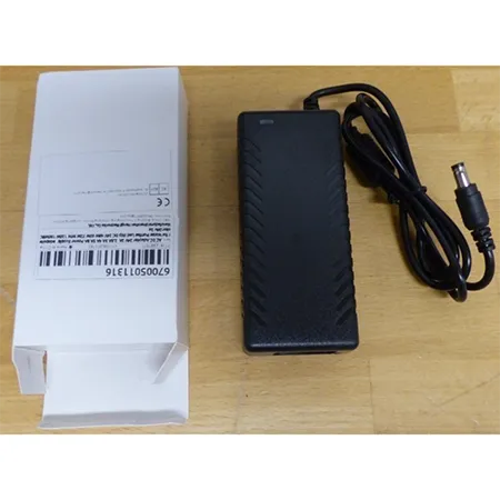 Adaptateur 24 V 2A AC/DC. Produit vendu en ligne, notamment via AliExpress (Numéro d'identification: 33006258756)
