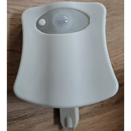 Lumière LED blanche actionnée par batterie pour les toilettes. Produit vendu en ligne, notamment via www.alza.sk.