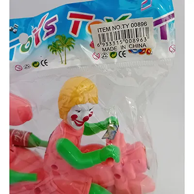 Moto jouet en plastique coloré avec un visage de clown sur l'endroit du conducteur et un mécanisme inertiel, tiré par une ficelle.
