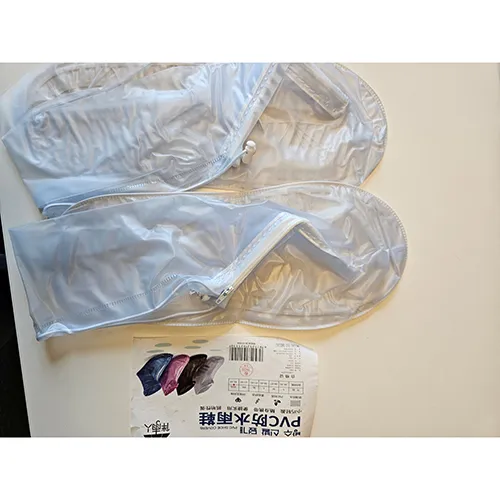 Housses en PVC pour chaussures. Produit vendu en ligne, notamment via elkjop.no.