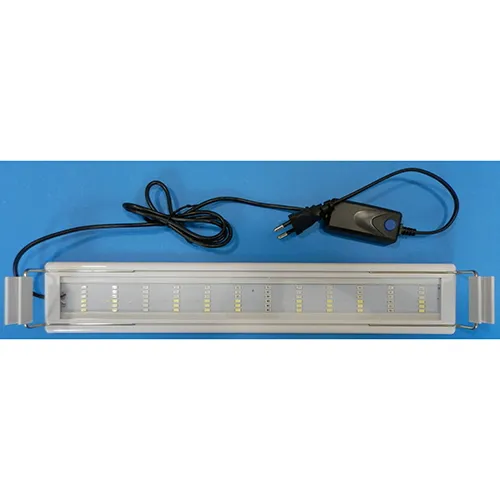 Lumière d'aquarium LED avec une alimentation intégrée dans le câble. La lumière est recouverte de plastique. Données techniques: 220-240 V 50 Hz; 12 W; longueur de 38,5 cm. Destiné à un réservoir d'eau de taille 40-50.