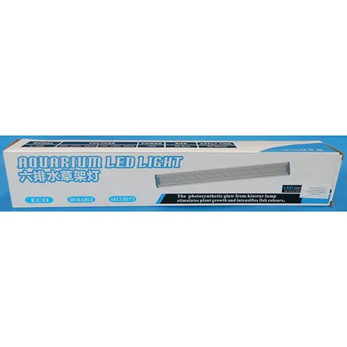 Lumière d'aquarium LED avec une alimentation intégrée dans le câble. La lumière est recouverte de plastique. Données techniques: 220-240 V 50 Hz; 12 W; longueur de 38,5 cm. Destiné à un réservoir d'eau de taille 40-50.