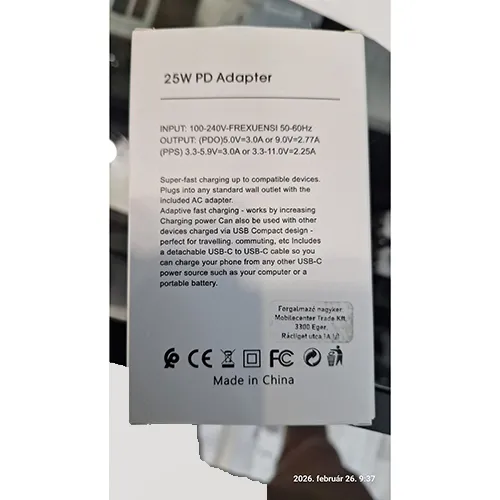 Adaptateur de voyage blanc. Produit vendu en ligne, notamment via www.szupitokok.hu.