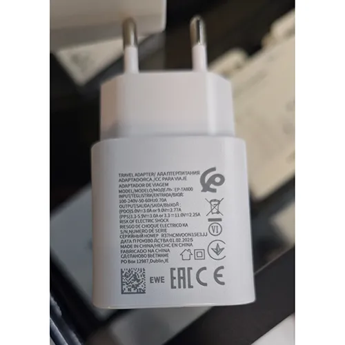 Adaptateur de voyage blanc. Produit vendu en ligne, notamment via www.szupitokok.hu.