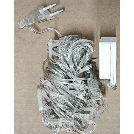 Chaîne d'éclairage contenant des sources lumineuses LED non remplaçables. Le produit comprend un dispositif pour changer les modes d'éclairage.