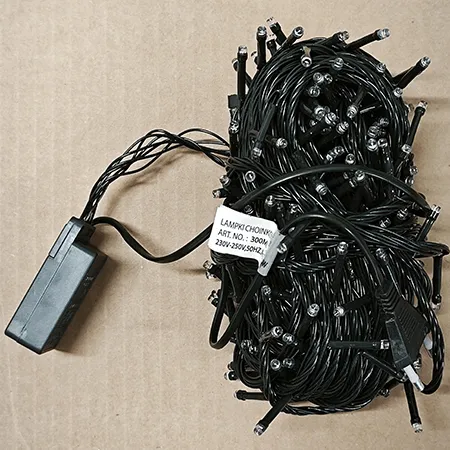 Chaîne d'éclairage destinée à l'interconnexion, contenant des sources lumineuses LED non remplaçables. Le produit comprend un dispositif pour changer les modes d'éclairage. Produit vendu en ligne, notamment via www.inlea.sk.