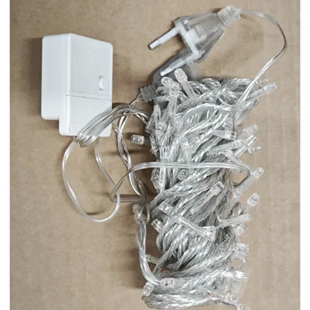 Chaîne d'éclairage destinée à l'interconnexion, qui contient des lumières LED non remplaçables et un dispositif de changement de mode d'éclairage.