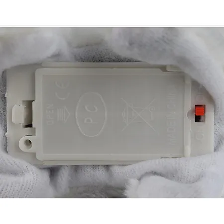 Un jouet souple à batterie en forme de chien avec un arc à pois autour du cou, qui aboie et rampe. Disponible en blanc ou avec des pois noirs ou bruns.