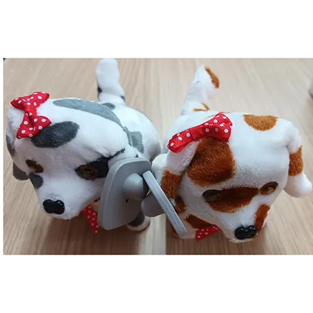 Un jouet souple à batterie en forme de chien avec un arc à pois autour du cou, qui aboie et rampe. Disponible en blanc ou avec des pois noirs ou bruns.