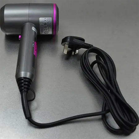 Sèche-cheveux gris et rose avec plusieurs accessoires avec un câble d'alimentation attaché. Produit vendu en ligne, notamment via Amazon (ASIN: B0D3H8XHY1).